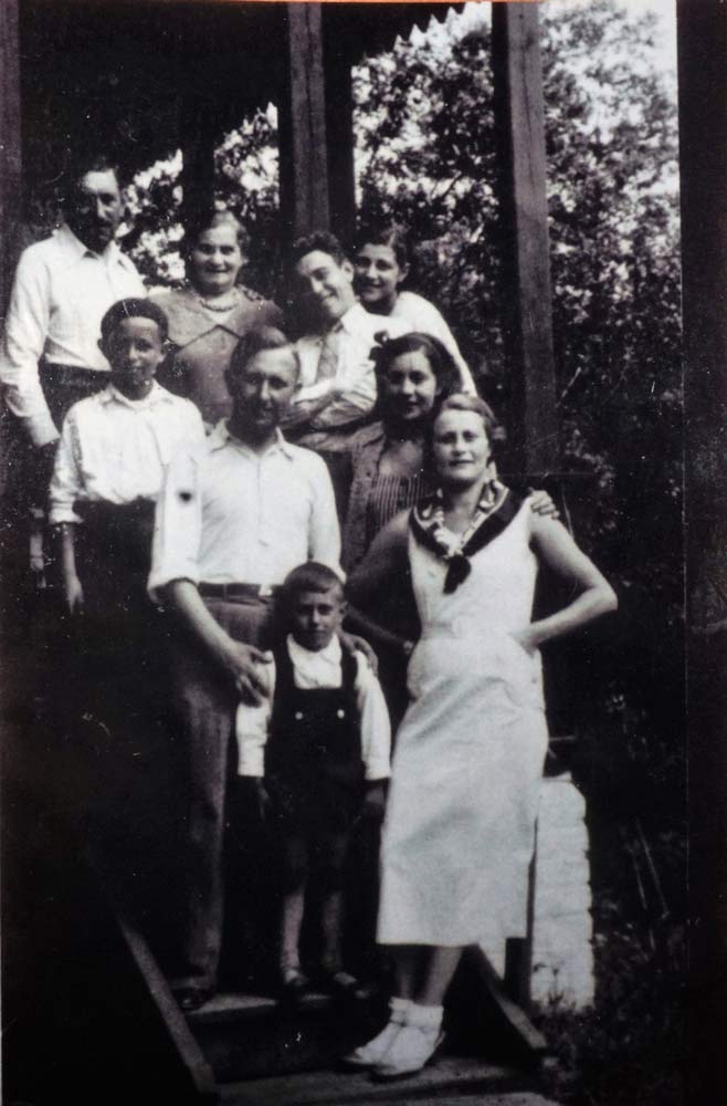 Radunski-šeima-vasaros-atostogų-metu-(šis-namas-buvo-Miškų-g.)--1930-m.